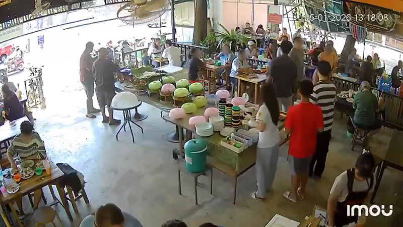 แม่เดือด ลูกชายเจอคนด่าเหวอกลางร้าน