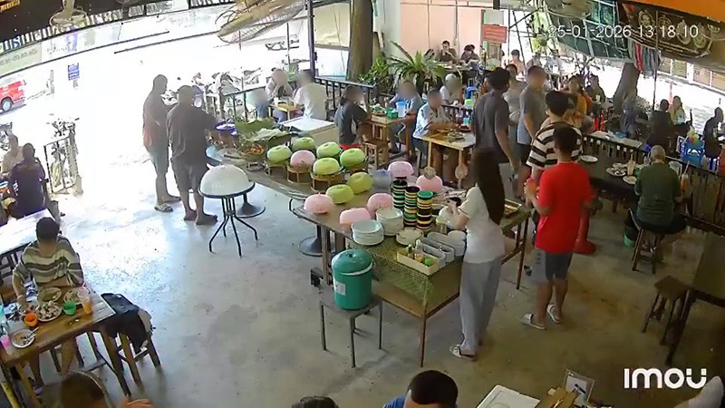 แม่เดือด ลูกชายเจอคนด่าเหวอกลางร้าน