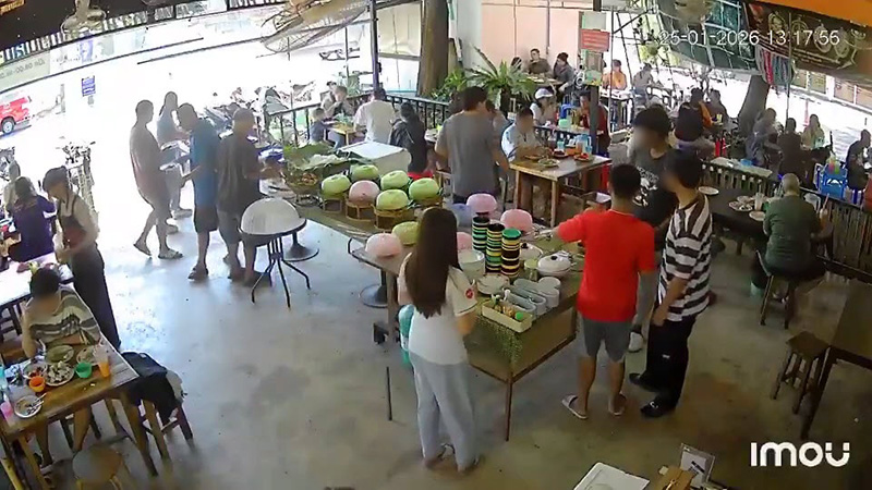 แม่เดือด ลูกชายเจอคนด่าเหวอกลางร้าน