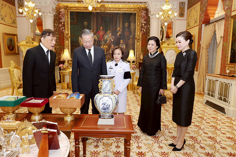 ในหลวง - พระราชินี ทรงรับ ปธน. เวียดนาม 