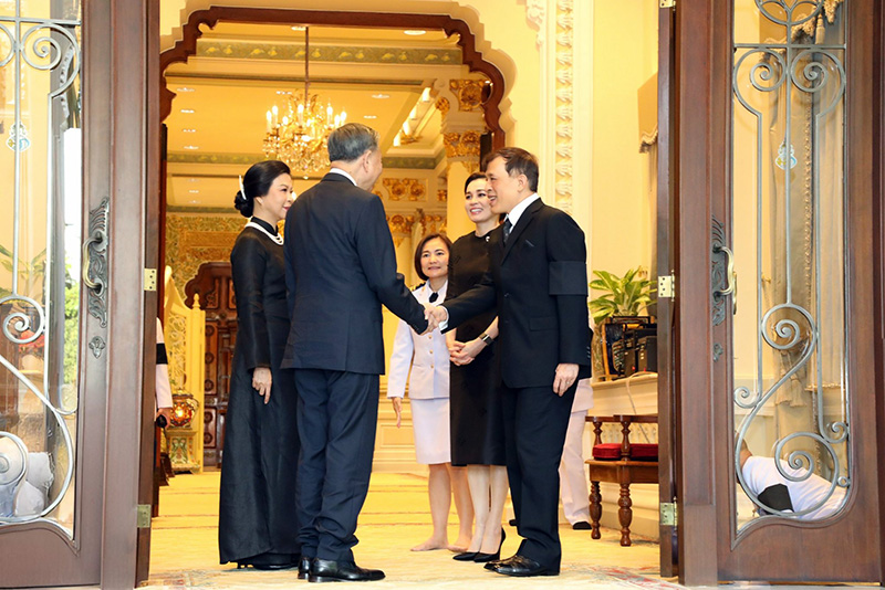 ในหลวง - พระราชินี ทรงรับ ปธน. เวียดนาม 