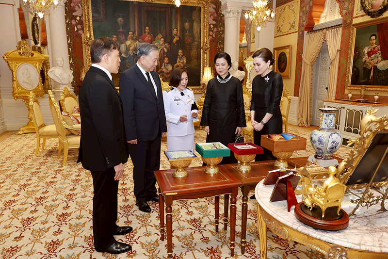 ในหลวง - พระราชินี ทรงรับ ปธน. เวียดนาม 