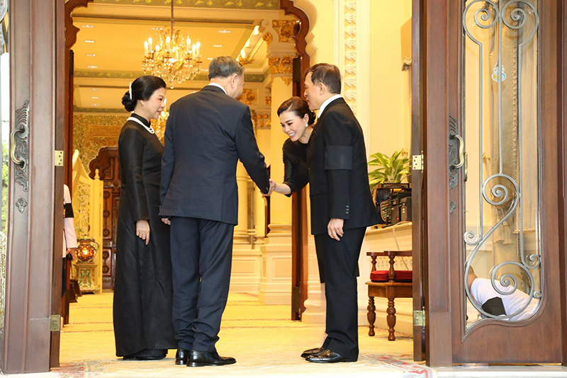 ในหลวง - พระราชินี ทรงรับ ปธน. เวียดนาม 