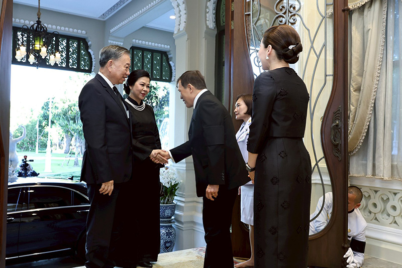 ในหลวง - พระราชินี ทรงรับ ปธน. เวียดนาม 