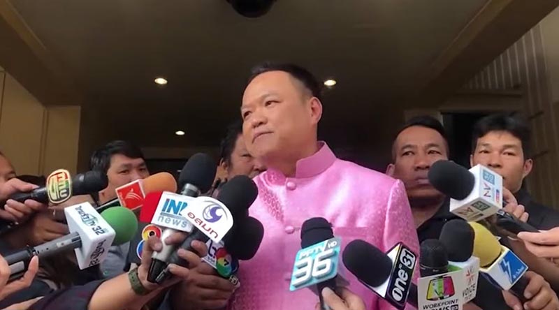 หมอถูกกรรไกแทงคอ