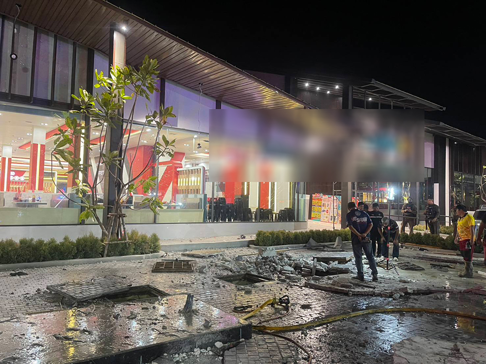 ช่างเชื่อมฝาท่อห้างดัง เจอแรงระเบิดอัดร่าง