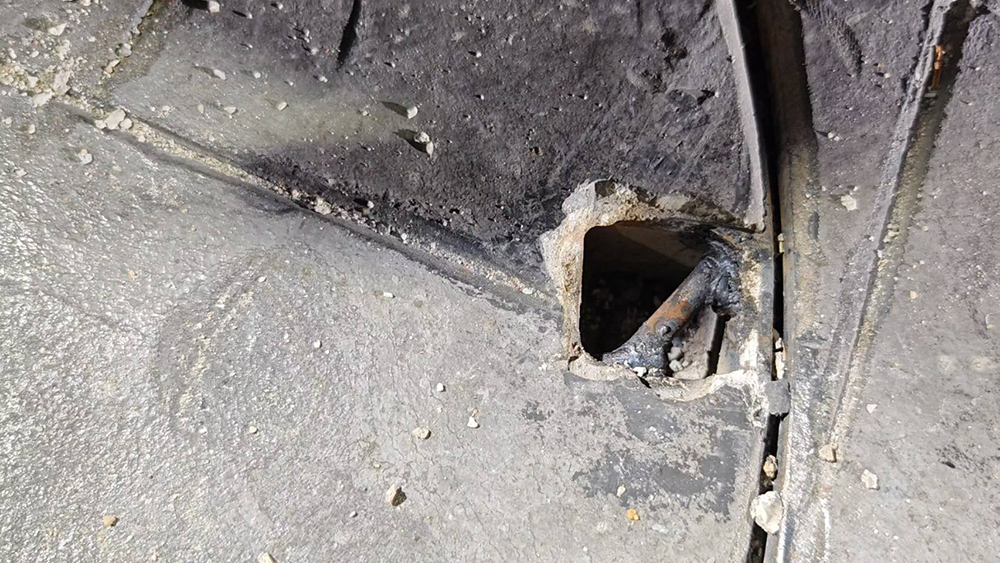 ช่างเชื่อมฝาท่อห้างดัง เจอแรงระเบิดอัดร่าง