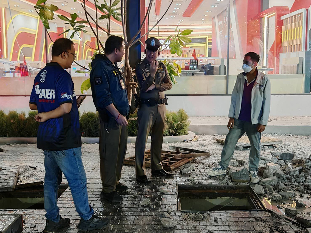 ช่างเชื่อมฝาท่อห้างดัง เจอแรงระเบิดอัดร่าง