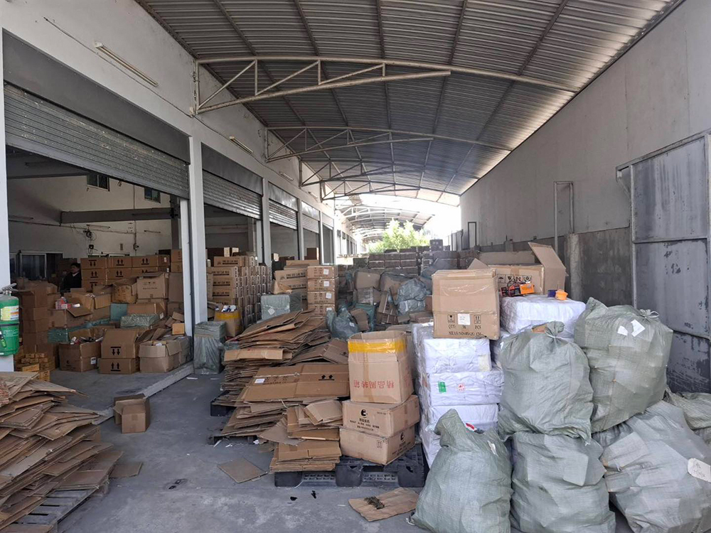 ทลายโกดังของปลอม สวมแบรนด์ดังเพียบ