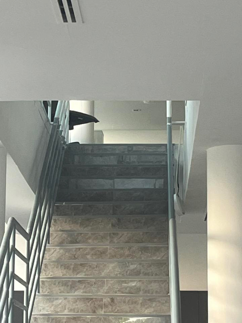 บันได อาคารใหม่ สน.สุทธิสาร