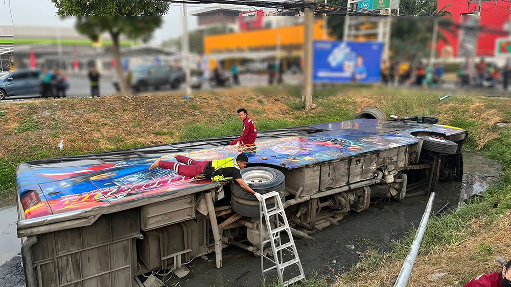 รถบัสรับส่งพนักงานพลิกตกข้างทาง