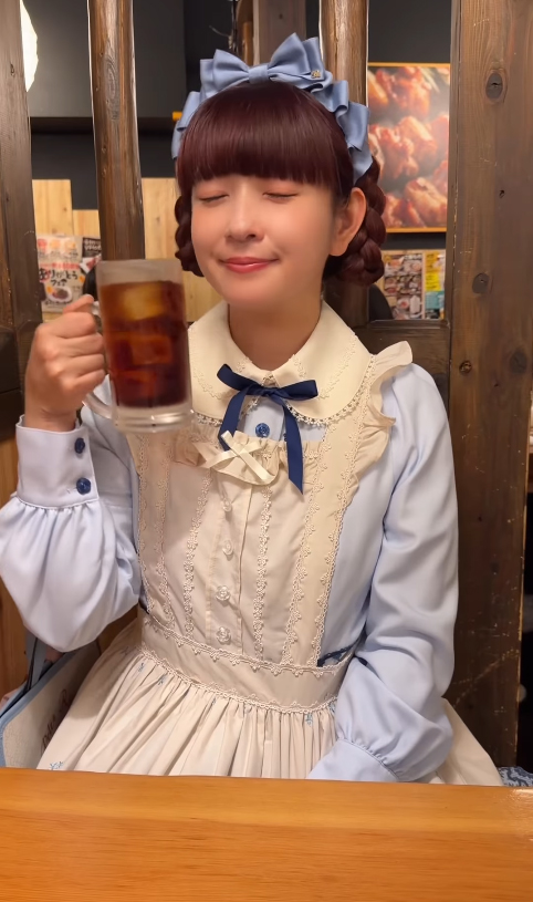 นางแบบหน้าเด็ก จนโดนตรวจบัตร