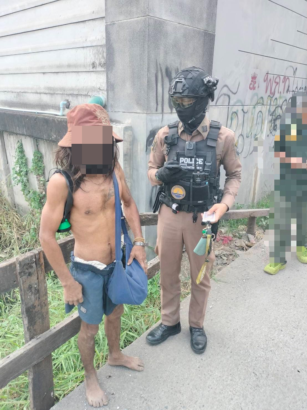 สายตรวจ เจอชายเร่ร่อน ขอตรวจจนเจอของดี 