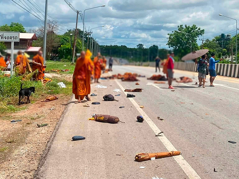 กระบะชนพระ