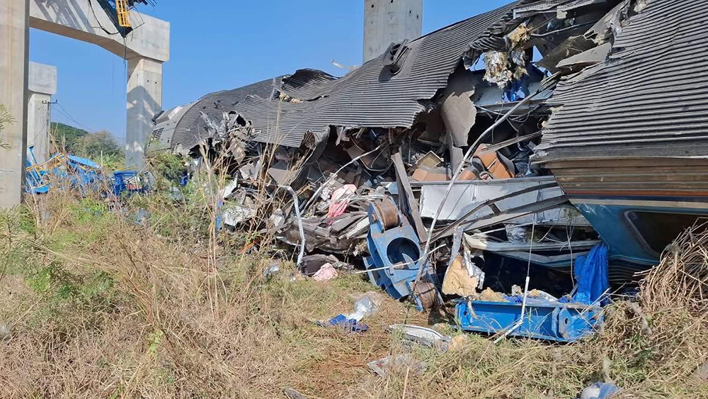 ิเครนถล่มทับรถไฟ