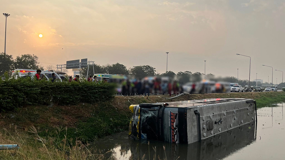 รถบัสรับส่งพนักงานพลิกตกข้างทาง