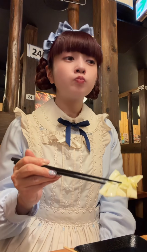 นางแบบหน้าเด็ก จนโดนตรวจบัตร