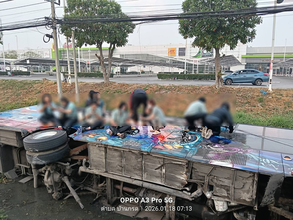 รถบัสรับส่งพนักงานพลิกตกข้างทาง