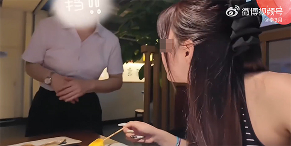 นั่งกินข้าวคนเดียว จู่ ๆ ถูกบอกให้ไปนั่งกับโต๊ะอื่น นั่งกินข้าวคนเดียว จู่ ๆ ถูกบอกให้ไปนั่งกับโต๊ะอื่น