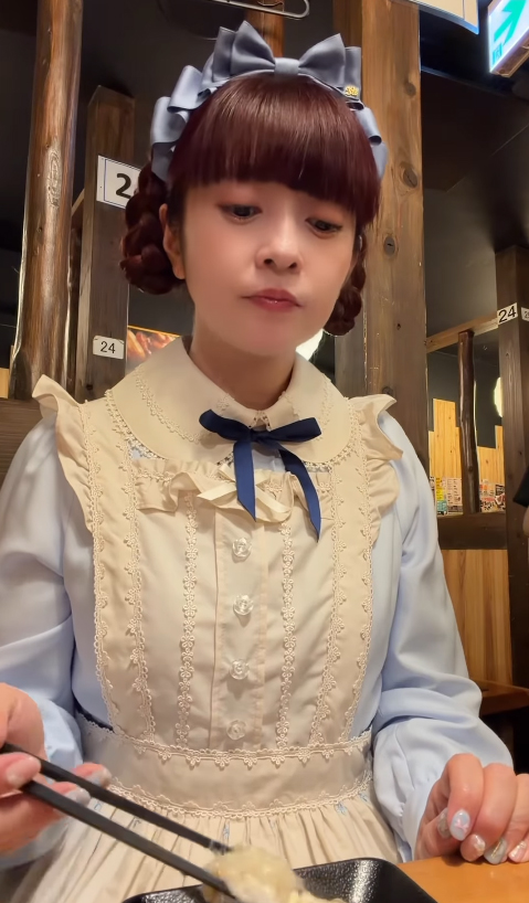 นางแบบหน้าเด็ก จนโดนตรวจบัตร