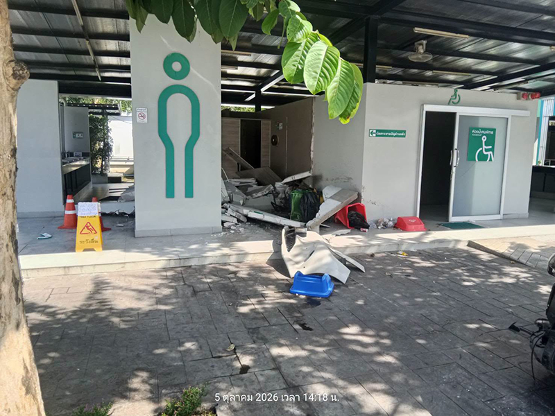 รถยนต์ไฟฟ้าชนห้องน้ำ