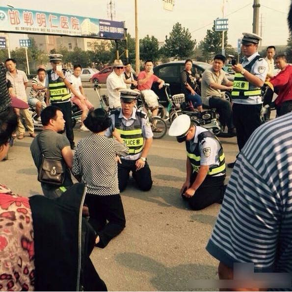 ตำรวจคุกเข่าจับกุมชายเมาแล้วขับ กลางถนน