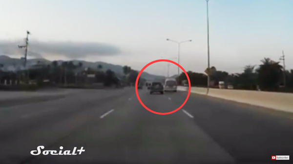 รถตู้โดยสารขับแข่งบนถนนกับรถกระบะ