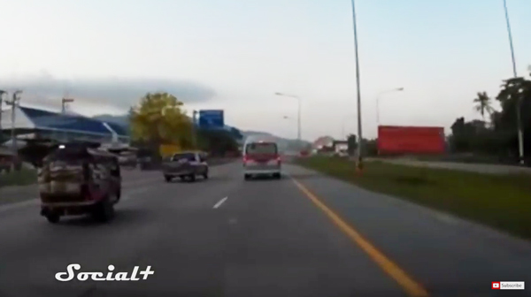 รถตู้โดยสารขับแข่งบนถนนกับรถกระบะ