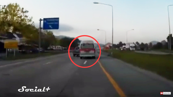 รถตู้โดยสารขับแข่งบนถนนกับรถกระบะ