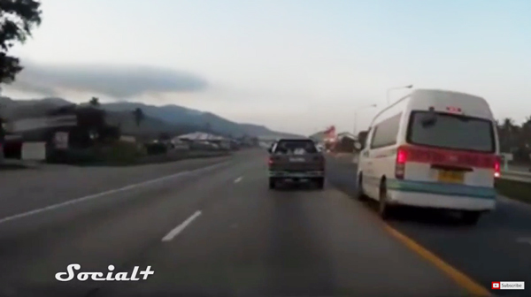 รถตู้โดยสารขับแข่งบนถนนกับรถกระบะ