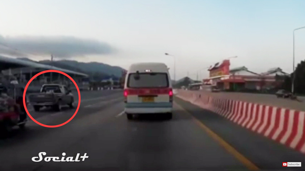 รถตู้โดยสารขับแข่งบนถนนกับรถกระบะ