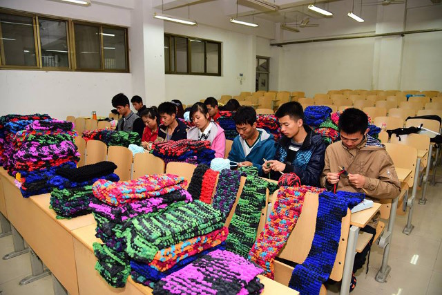 นักศึกษานับร้อยถักผ้าพันคอให้คนกวาดถนน