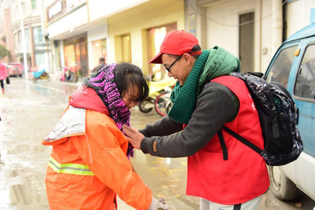 นักศึกษานับร้อยถักผ้าพันคอให้คนกวาดถนน