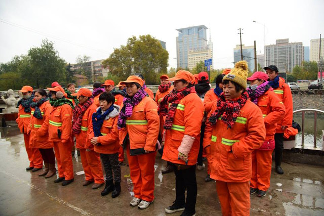 นักศึกษานับร้อยถักผ้าพันคอให้คนกวาดถนน