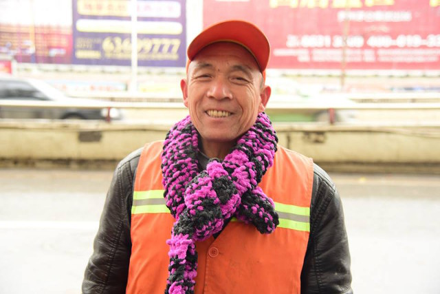 นักศึกษานับร้อยถักผ้าพันคอให้คนกวาดถนน