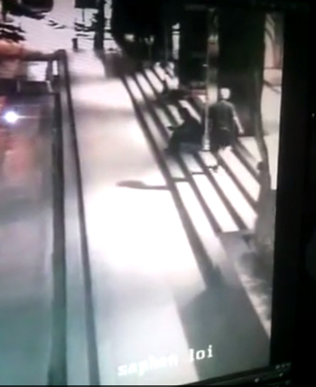 คลิปคนร้ายแทงเหยื่อ ปล้น iPad 