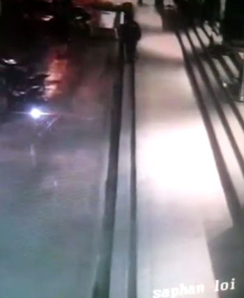 คลิปคนร้ายแทงเหยื่อ ปล้น iPad 