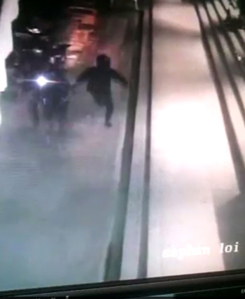 คลิปคนร้ายแทงเหยื่อ ปล้น iPad 