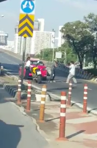 แท็กซี่คว้ามีดยาวไล่ฟันหนุ่มบิ๊กไบค์กลางถนน