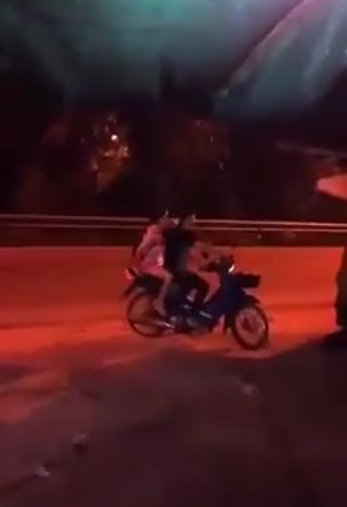 หนุ่มเดินไปส่งเมียให้ชายชู้