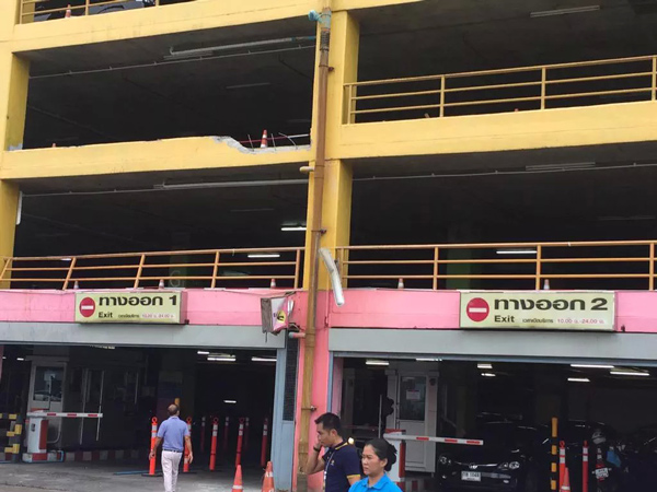 เก๋งมาสด้า ตกชั้น 2 ลานจอดรถยูเนี่ยนมอลล์