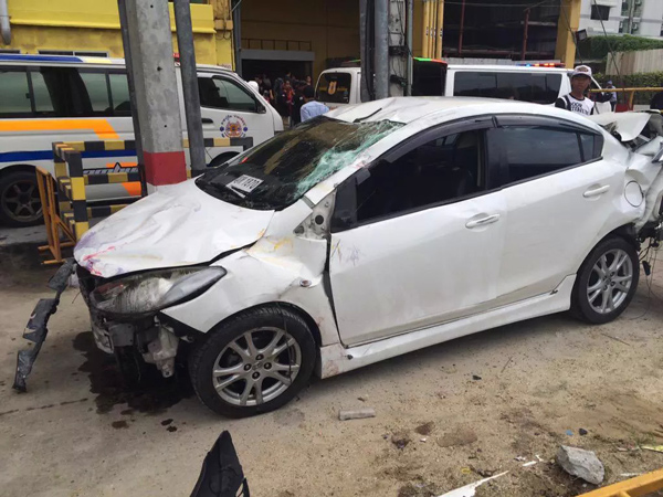 เก๋งมาสด้า ตกชั้น 2 ลานจอดรถยูเนี่ยนมอลล์