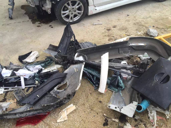 เก๋งมาสด้า ตกชั้น 2 ลานจอดรถยูเนี่ยนมอลล์