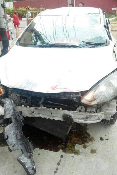 เก๋งมาสด้า ตกชั้น 2 ลานจอดรถยูเนี่ยนมอลล์