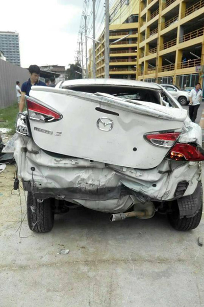 เก๋งมาสด้า ตกชั้น 2 ลานจอดรถยูเนี่ยนมอลล์