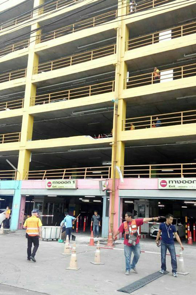 เก๋งมาสด้า ตกชั้น 2 ลานจอดรถยูเนี่ยนมอลล์