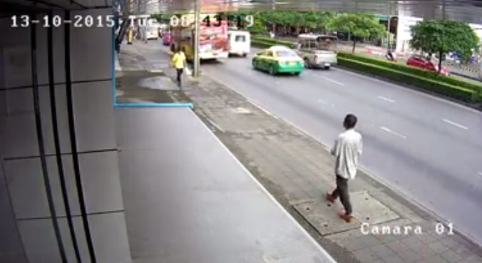 เดินถนนอยู่ดี ๆ โดนชายไม่ทราบชื่อ ปรี่เข้าต่อยไม่ยั้ง