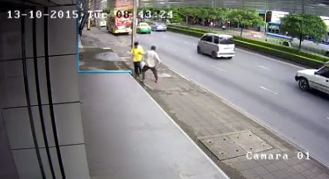 เดินถนนอยู่ดี ๆ โดนชายไม่ทราบชื่อ ปรี่เข้าต่อยไม่ยั้ง