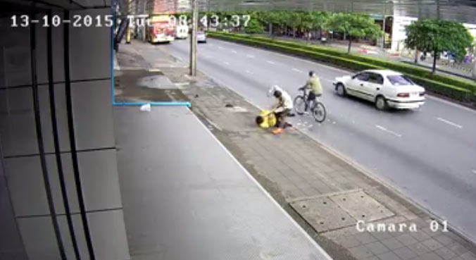 เดินถนนอยู่ดี ๆ โดนชายไม่ทราบชื่อ ปรี่เข้าต่อยไม่ยั้ง