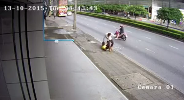 เดินถนนอยู่ดี ๆ โดนชายไม่ทราบชื่อ ปรี่เข้าต่อยไม่ยั้ง